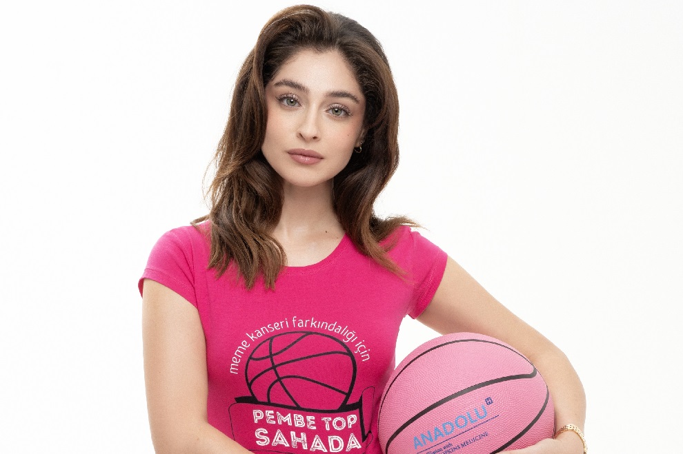 Pembe top bu kez Cemre Baysel'in elinden havalanıyor