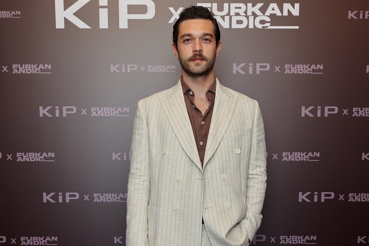 Furkan Andıç, yüzü olduğu giyim markası ile bir lansman gerçekleştirdi Furkan Andıç, yüzü olduğu giyim markası ile bir lansman gerçekleştirdi