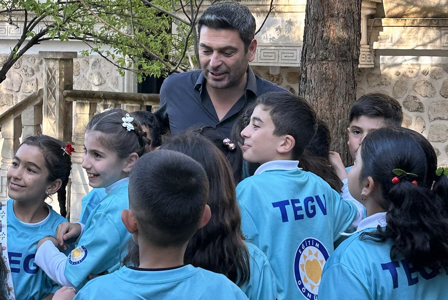 Ozan Akbaba, TEGV çocuklarını Uzak Şehir setinde ağırladı