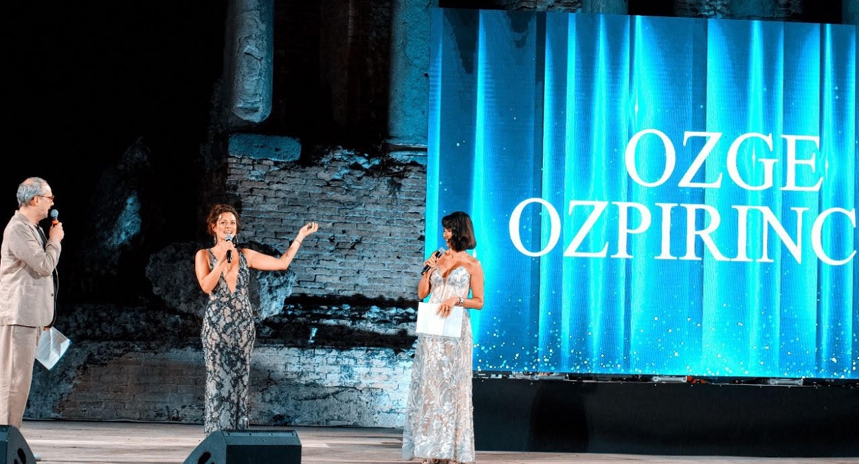 Özge Özpirinçci'ye İtalya'da uluslararası ödül