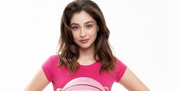 Pembe top bu kez Cemre Baysel'in elinden havalanıyor
