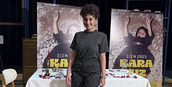 Ecem Erkek'in tek kişilik oyunu Kara Kız basınla buluştu