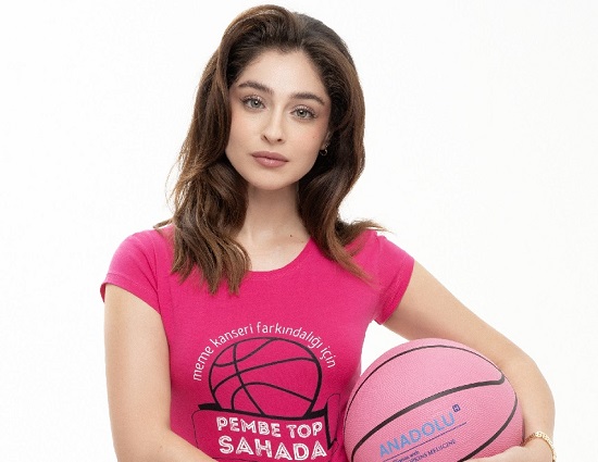 Pembe top bu kez Cemre Baysel'in elinden havalanıyor